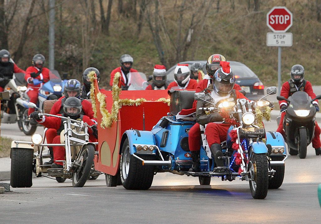 Božički na motorjih obdarili otroke