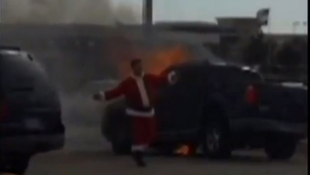 Dedek Mraz iz gorečega avtomobila rešil voznika