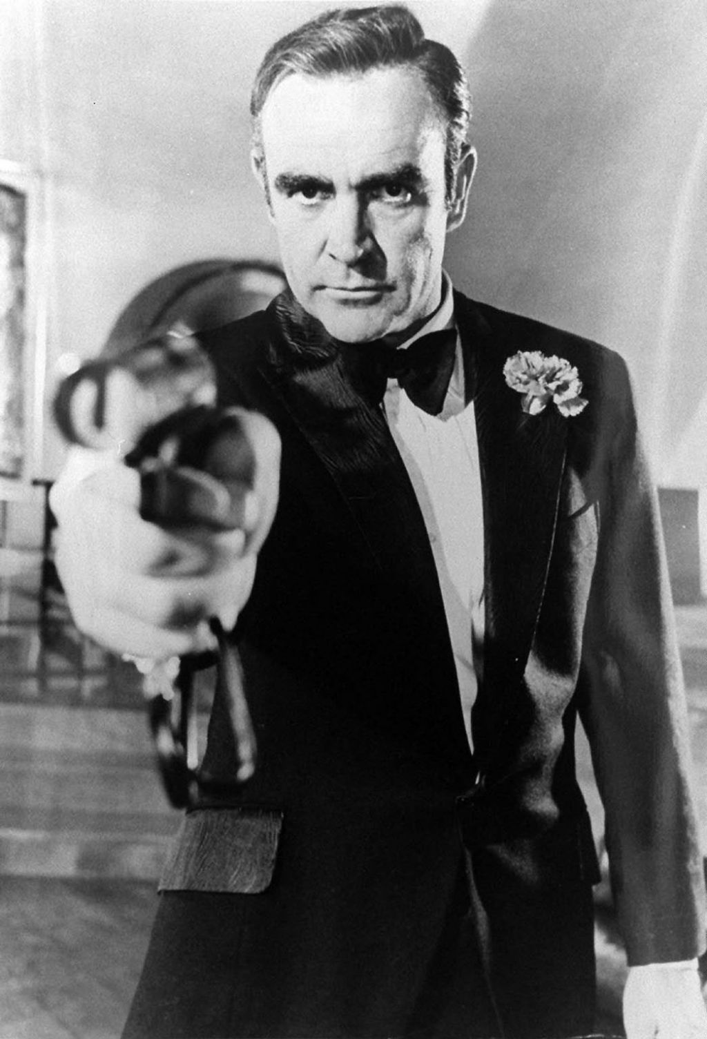 James Bond bo začel peti in plesati