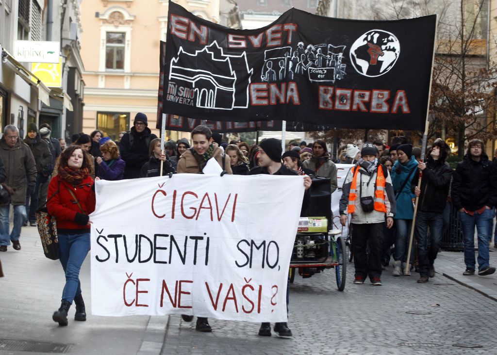 Študentje protestirali zaradi odvzema štipendij
