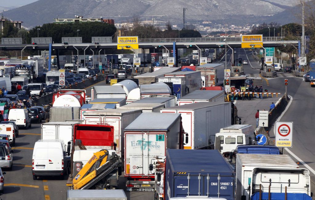 Italija obstala, stavkajo tovornjakarji in taksisti