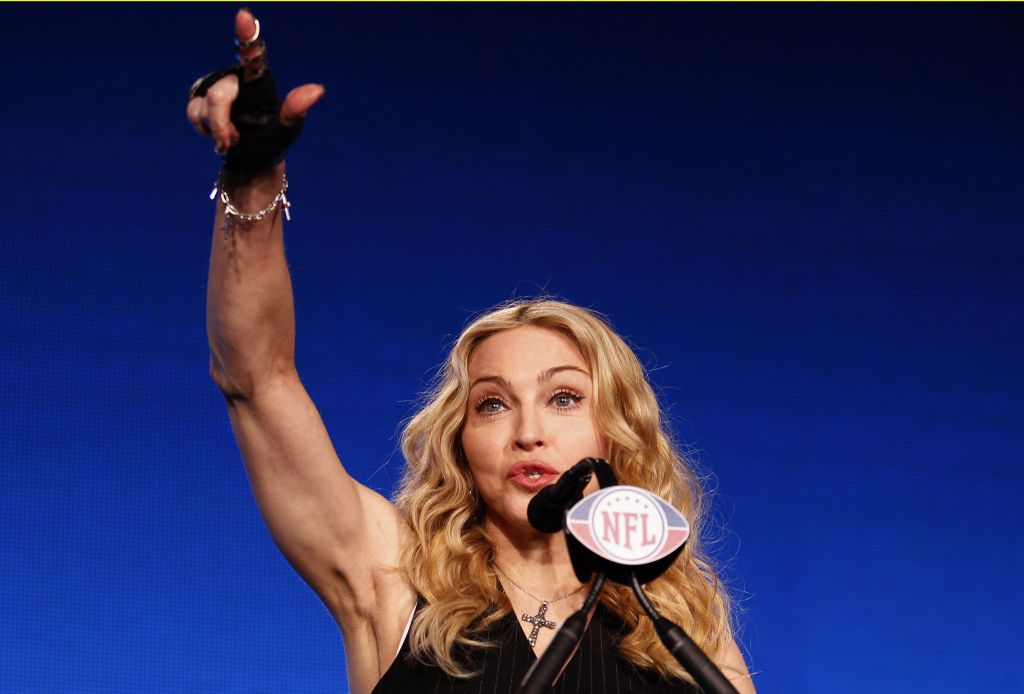 Izklesana Madonna (53) novinarje učila salso
