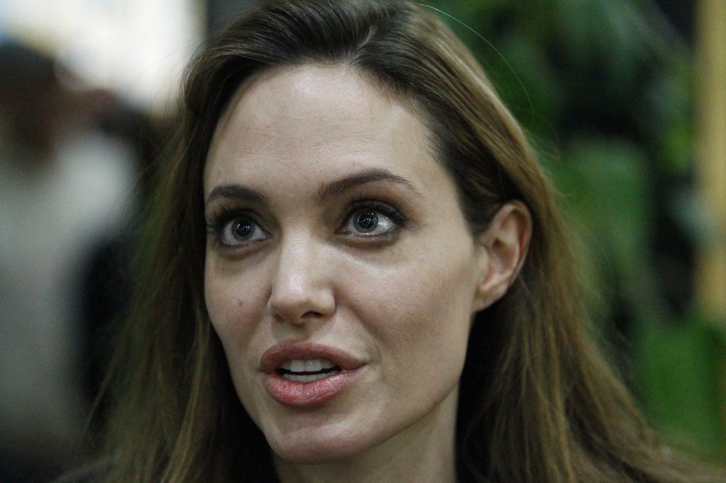 Angelina Jolie ostala brez dojk, da bi premagala raka