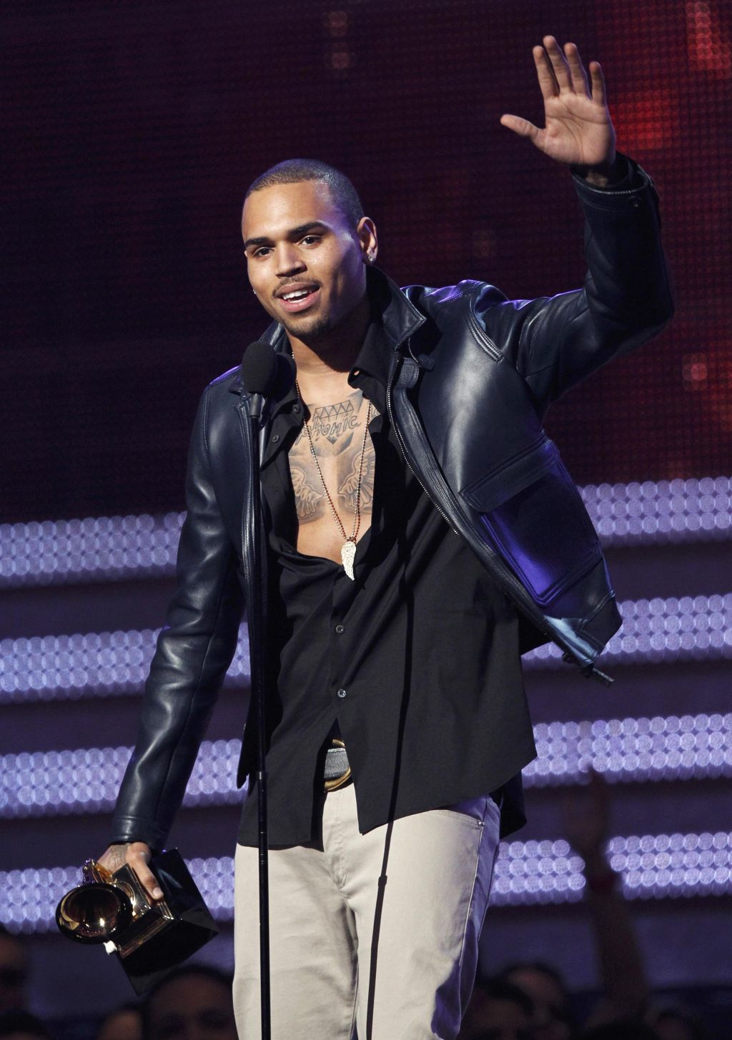 Chris Brown pobesnel  med igranjem košarke
