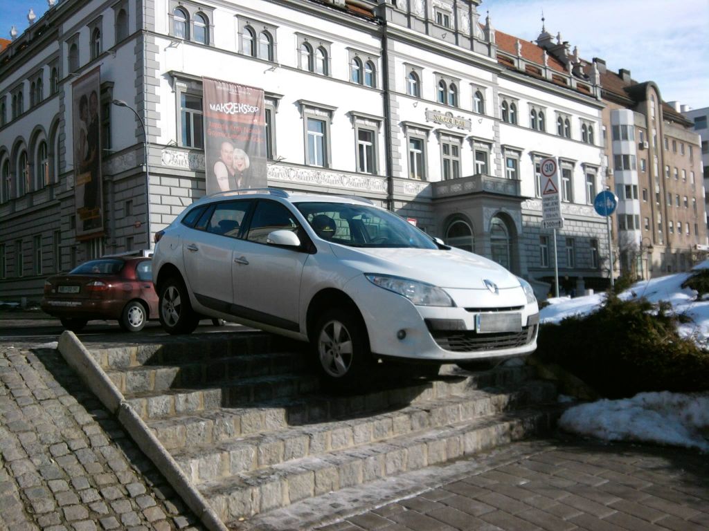 V Mariboru parkiral kar na stopnicah