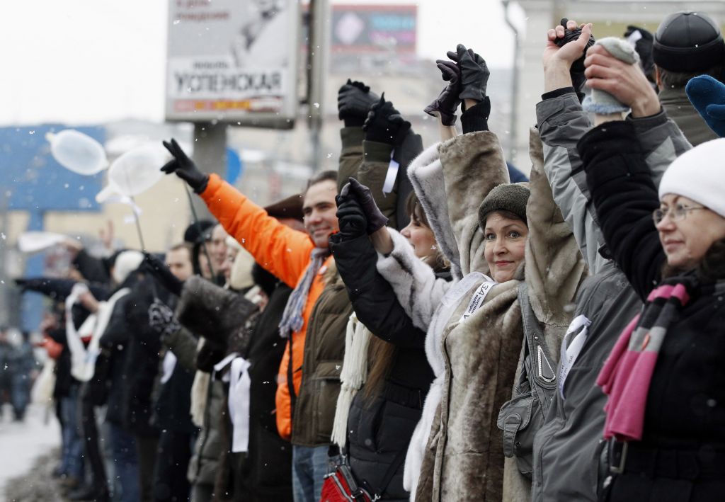 Tisoče Rusov z belim krogom protestira proti Putinu