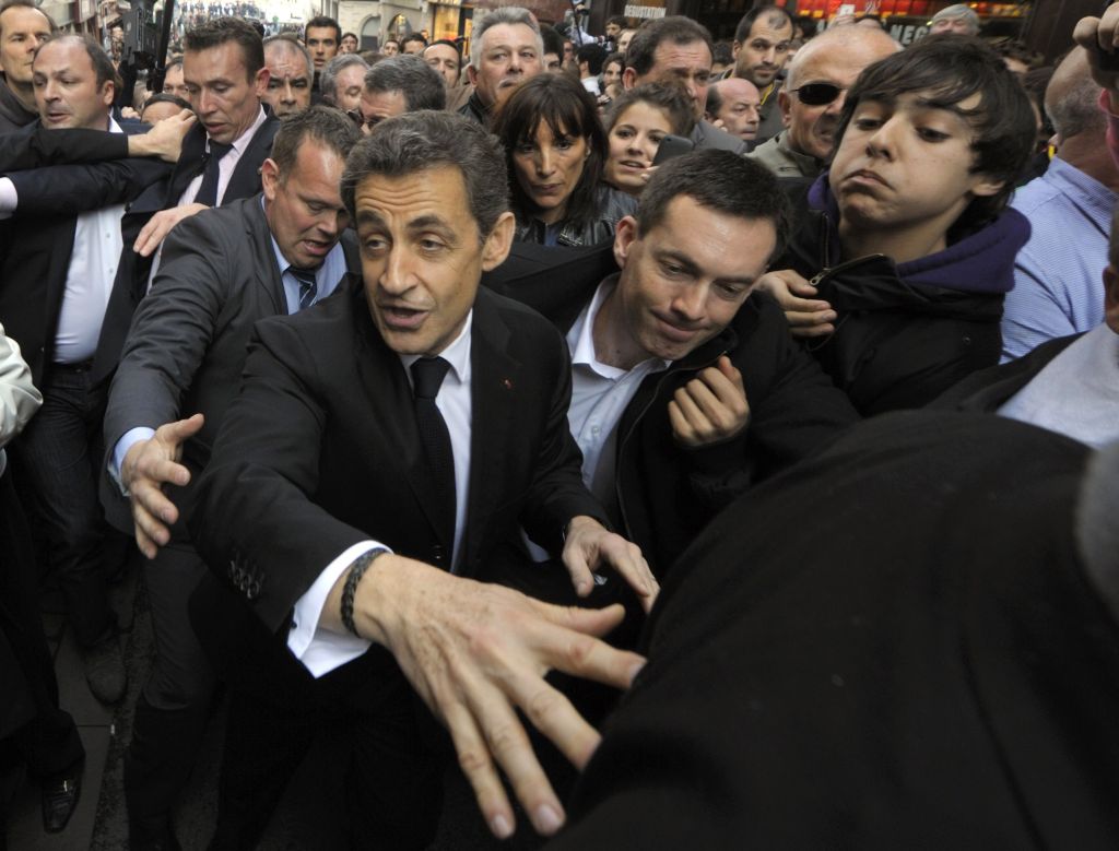 FOTO &amp; VIDEO: Sarkozy se je pred besno množico skril v gostilni