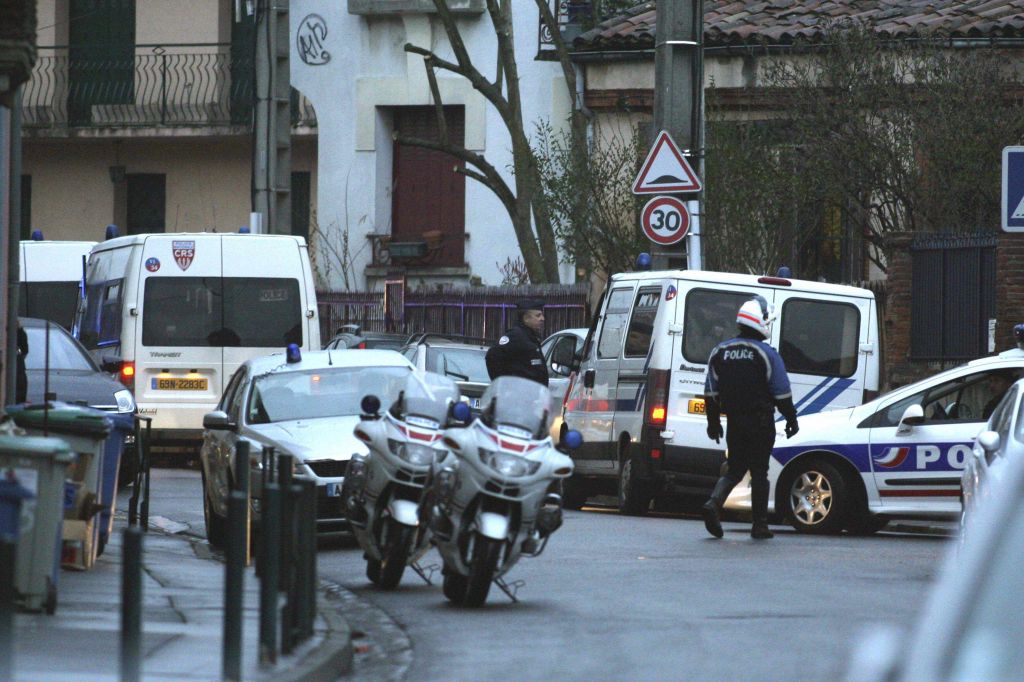 Francoski policisti obkolili morilca na skuterju
