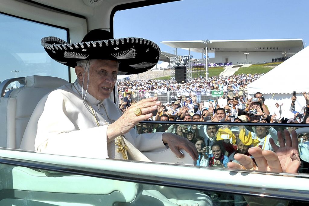 Papež si je nadel sombrero