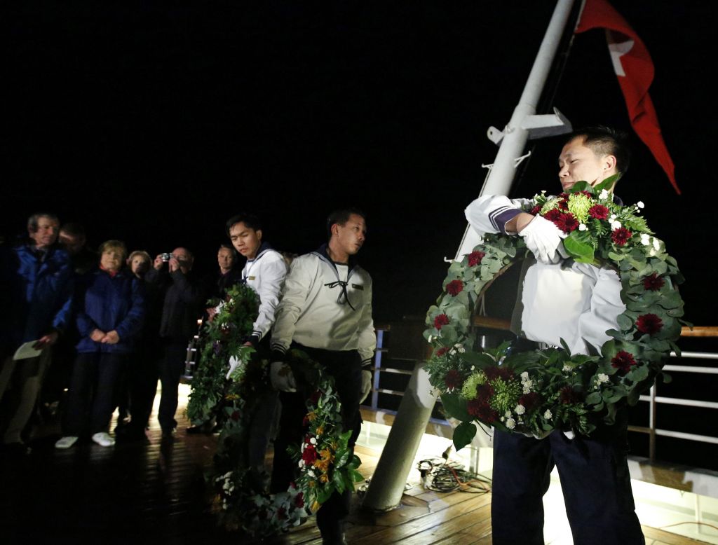 FOTO: Venci in rože v morje v spomin na Titanik