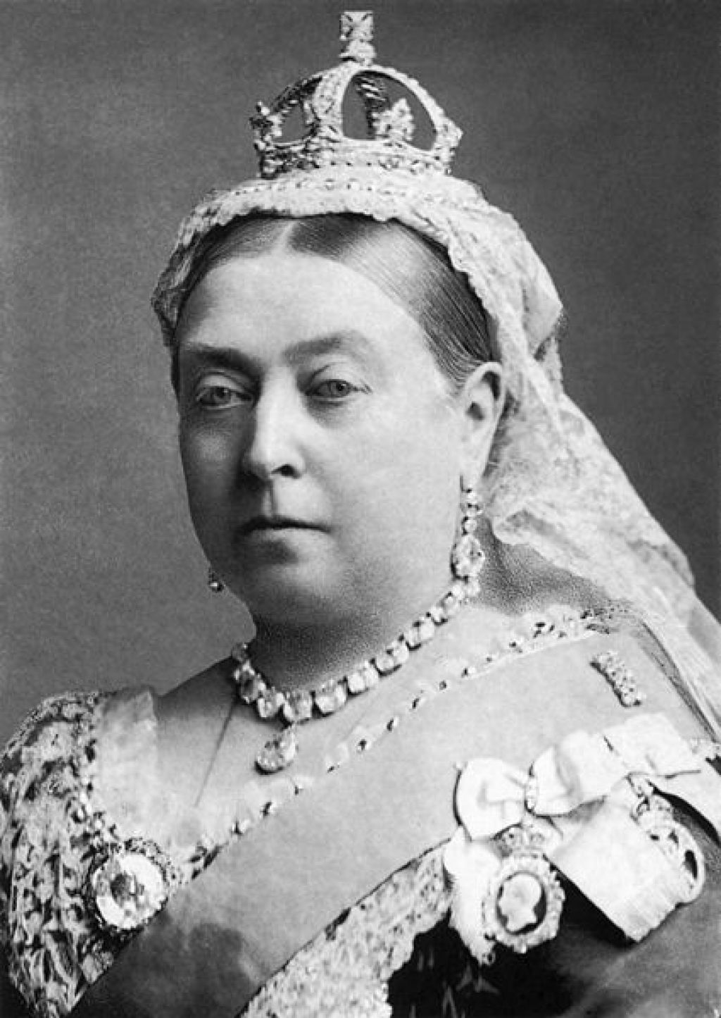 Elizabeta II. izkorišča pokojno kraljico Viktorijo