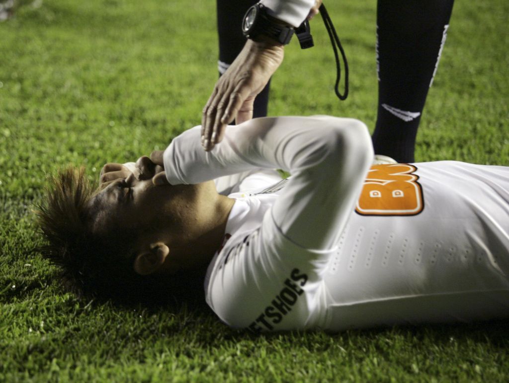 VIDEO: Neymarju navijač v glavo zalučal predmet