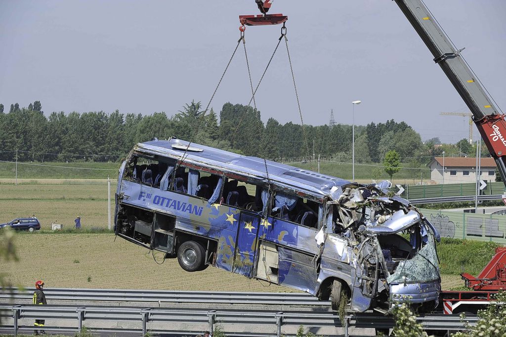 Avtobus treščil v avtocestno ograjo, najmanj pet mrtvih