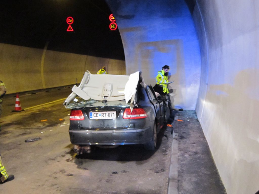 Sredi tunela izgubil oblast nad vozilom