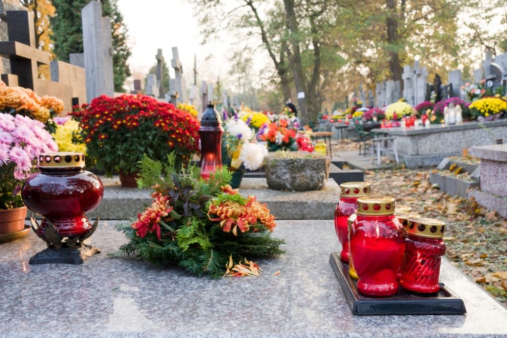 To nas čaka na pokopališčih: digitalni zasloni s posnetki umrlih