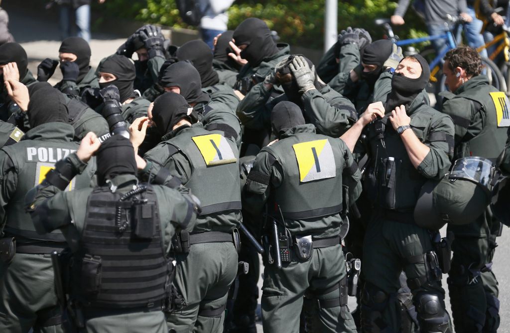 V Frankfurtu aretirali 400 protestnikov, med njimi tudi Slovenci