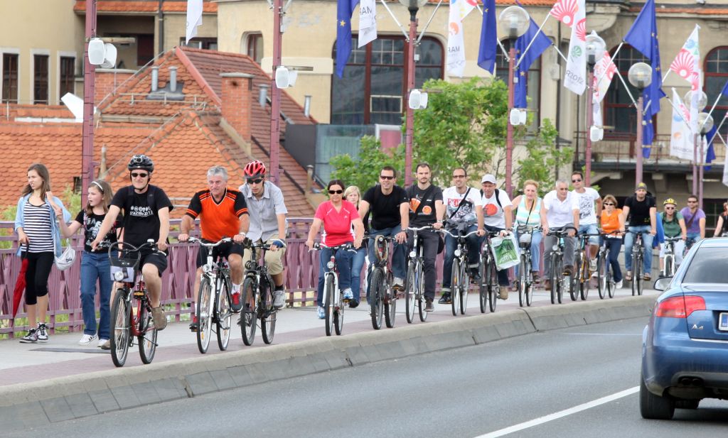 FOTO: Opozorilo oblastem, kolesarji okupirali Maribor