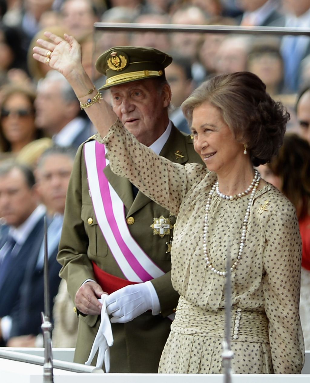 FOTO: Goreči Britanci praznujejo s kraljico