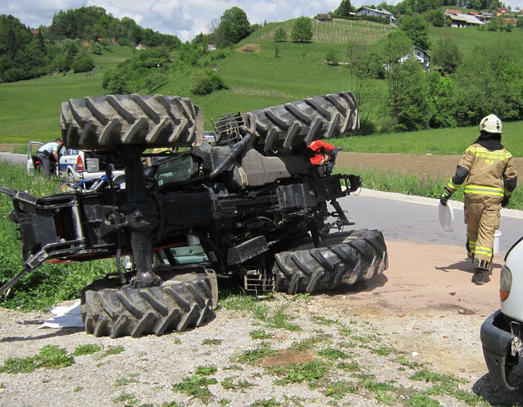 Na avtocesti s prikolice padel traktor
