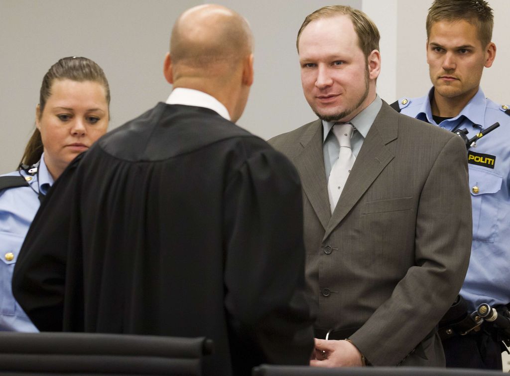 VIDEO: Na sojenju Breiviku eden od porotnikov igral računalniško igrico