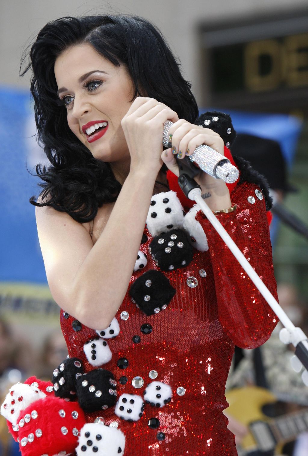 Katy Perry zanetila spor  med nunami in Cerkvijo