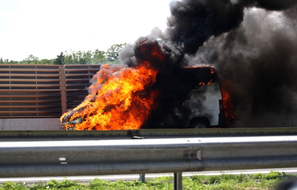 FOTO: Na avtocesti pogorel v celoti