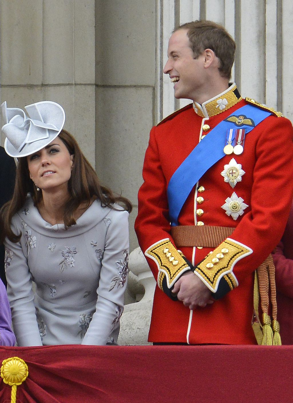 Princ William namesto žene ljubkuje psa