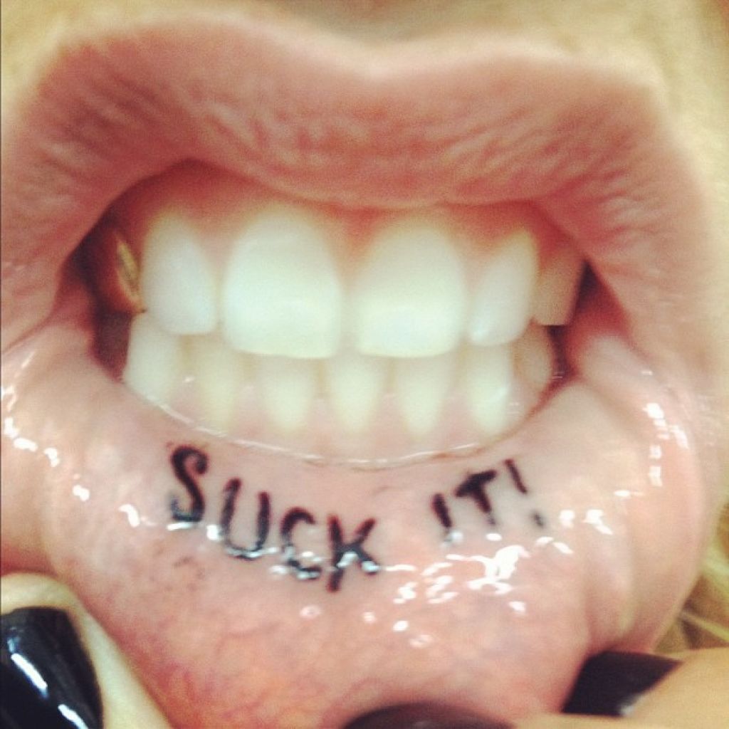 FOTO: Tetovirali so ji ustnico