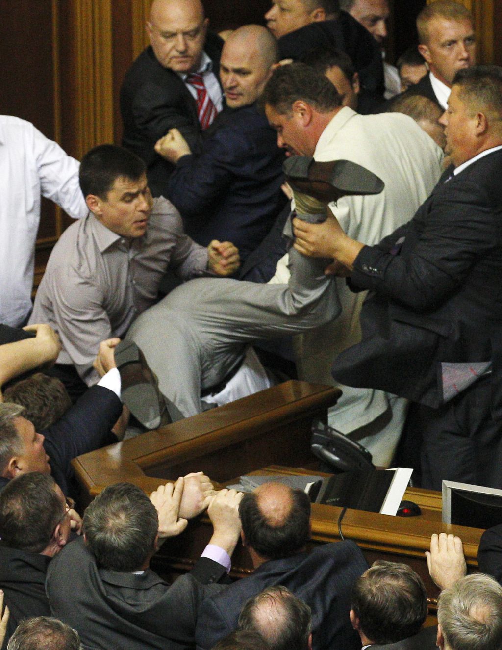 FOTO: Ko v parlamentu zapojejo pesti