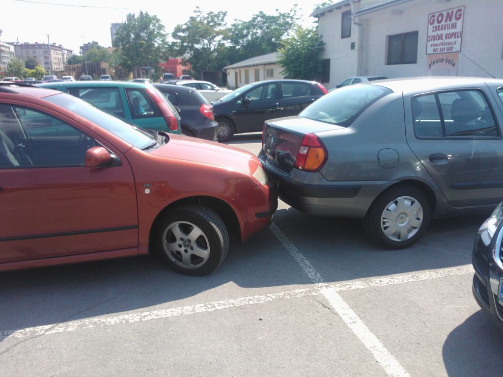 FOTO: Parkiral, se naslonil na drug avto in odšel