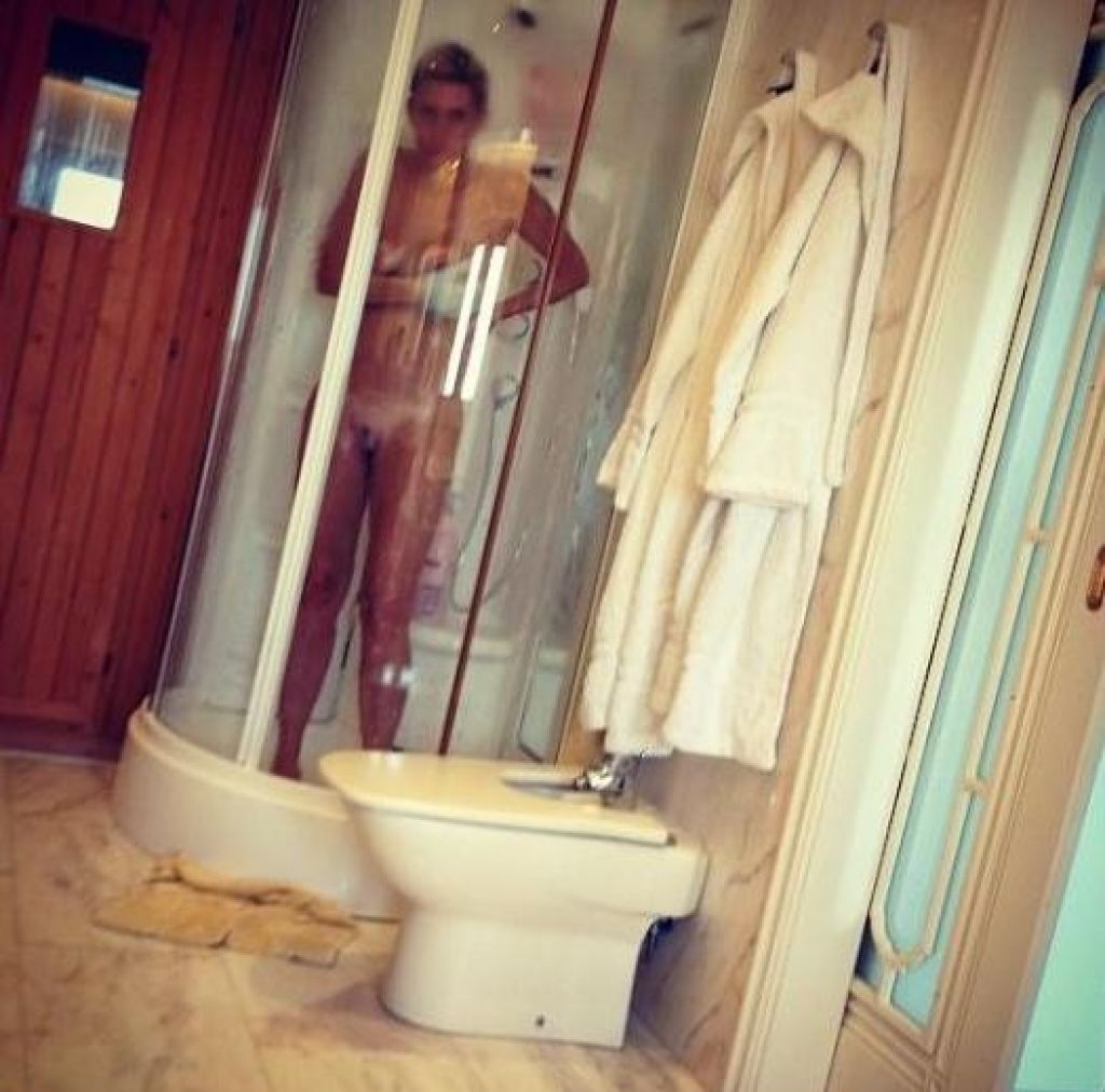 FOTO: Nogometaš objavil golo ženo