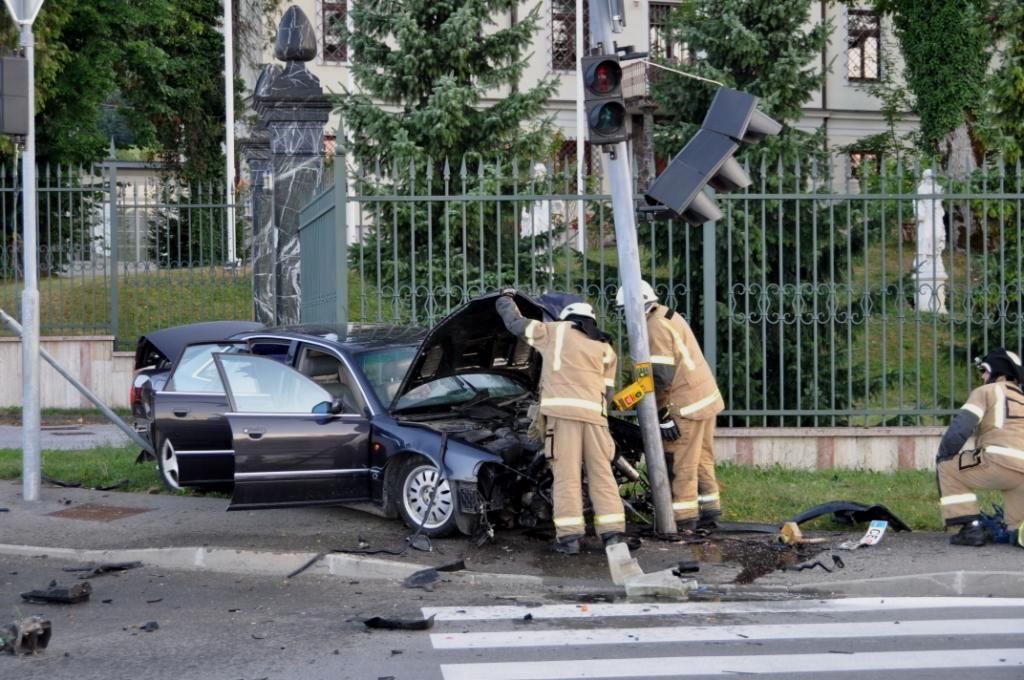 FOTO: Audi treščil v semafor