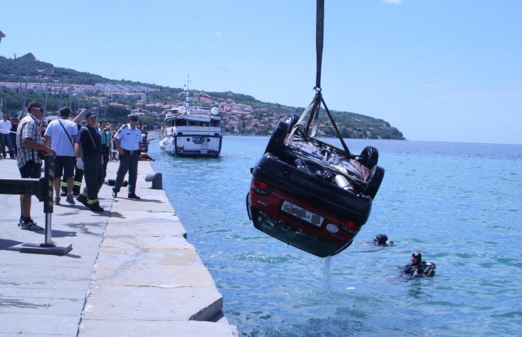 V Istri voznica porscheja »parkirala« na dno morja