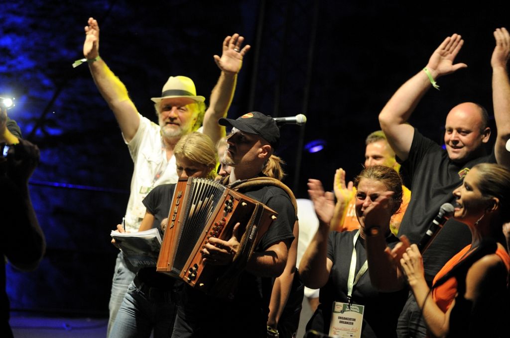 FOTO: Slovenec podrl rekord v igranju na harmoniko