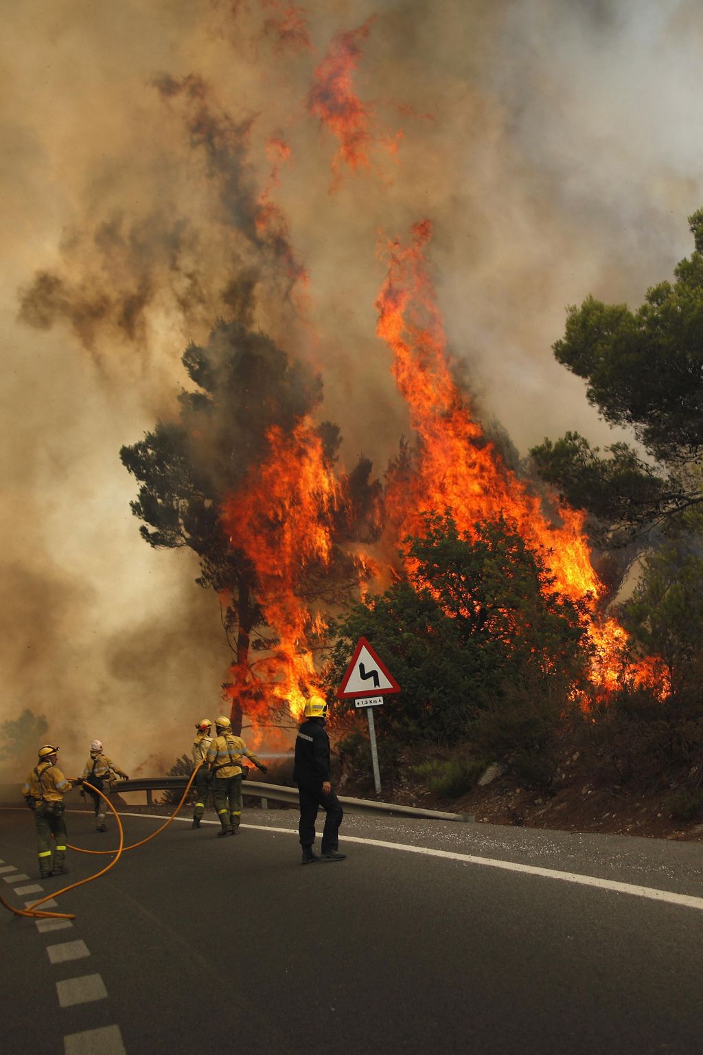  FOTO: Zaradi požara evakuirali na tisoče ljudi