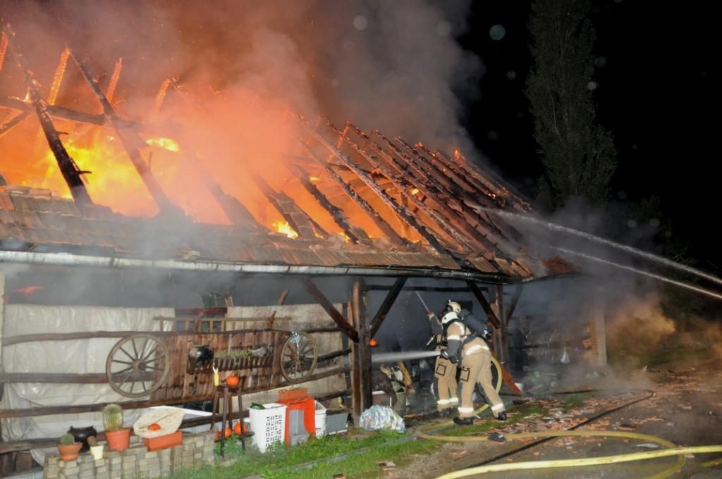 FOTO: Ogenj popolnoma uničil poslopje