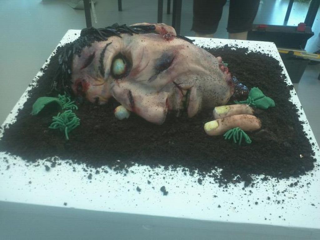 FOTO: Kakšno torto bi raje:  z mrtvecem ali svinjo?