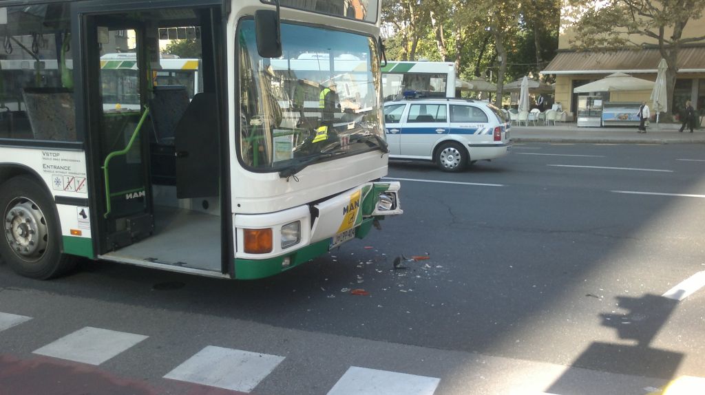 Nesreča mestnega avtobusa ovira promet
