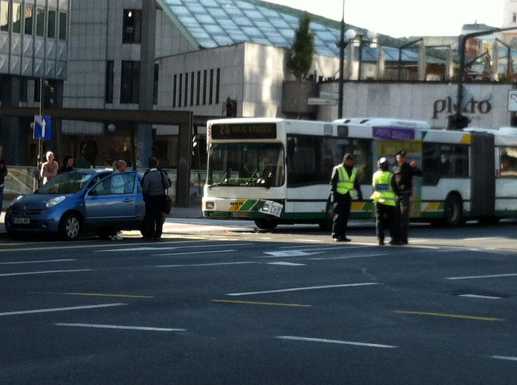 FOTO: Pred zaporo trčila avtobus in osebno vozilo