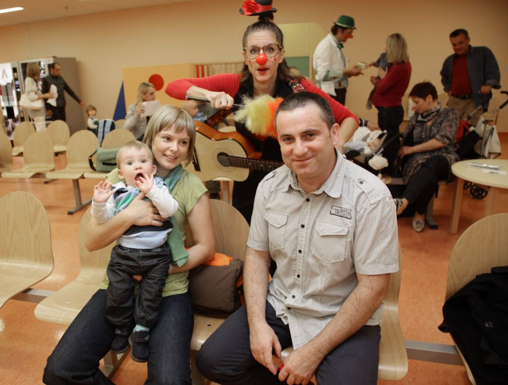 FOTO: Dr. Obižek Cvilka, dr. E. K. in dr. Ugačen na pediatrični kliniki