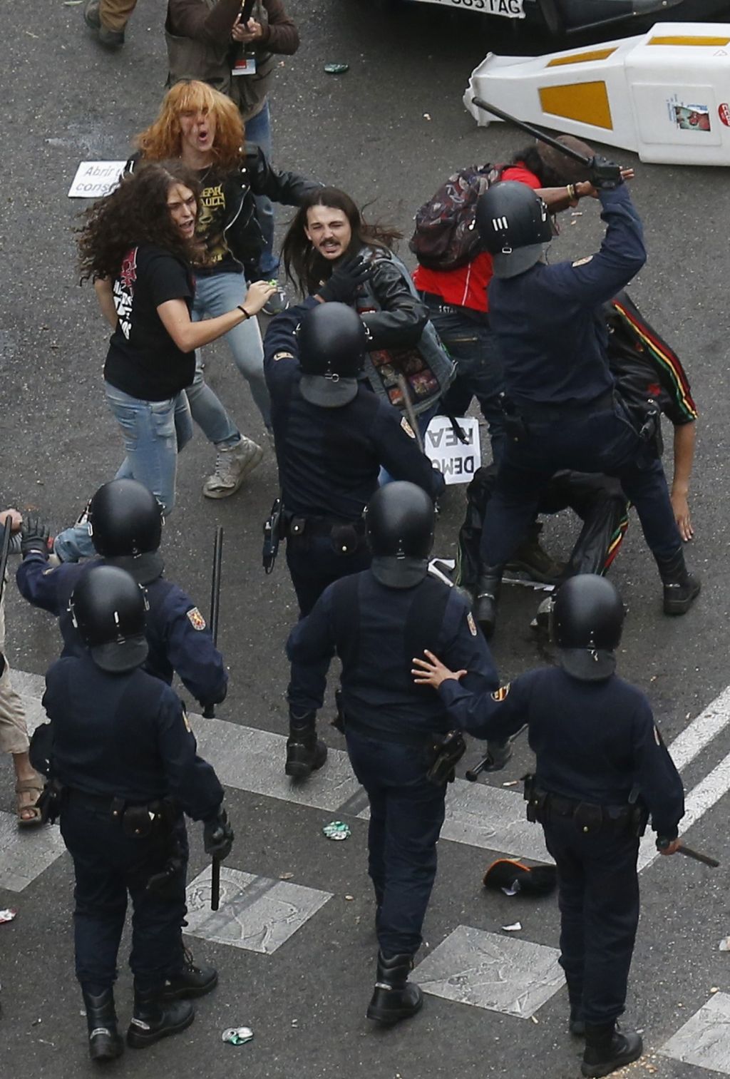 FOTO: Policija z gumijevkami nad protestnike