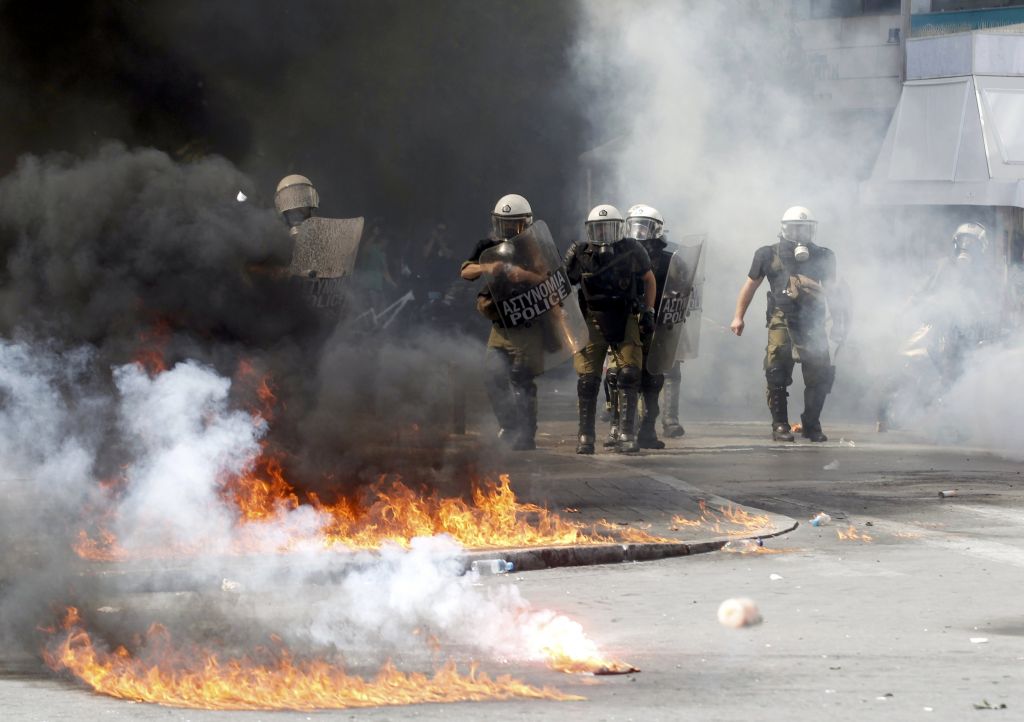 FOTO: Protestniki v Atenah z ognjem nad policijo