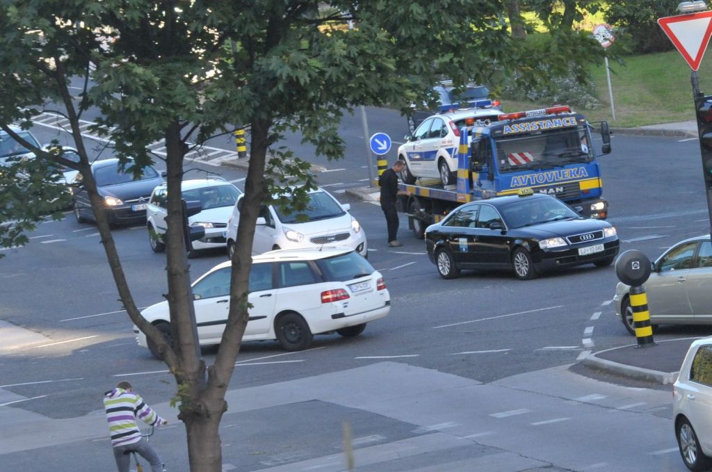 FOTO: Policist v rdečo, voznica ga je spregledala