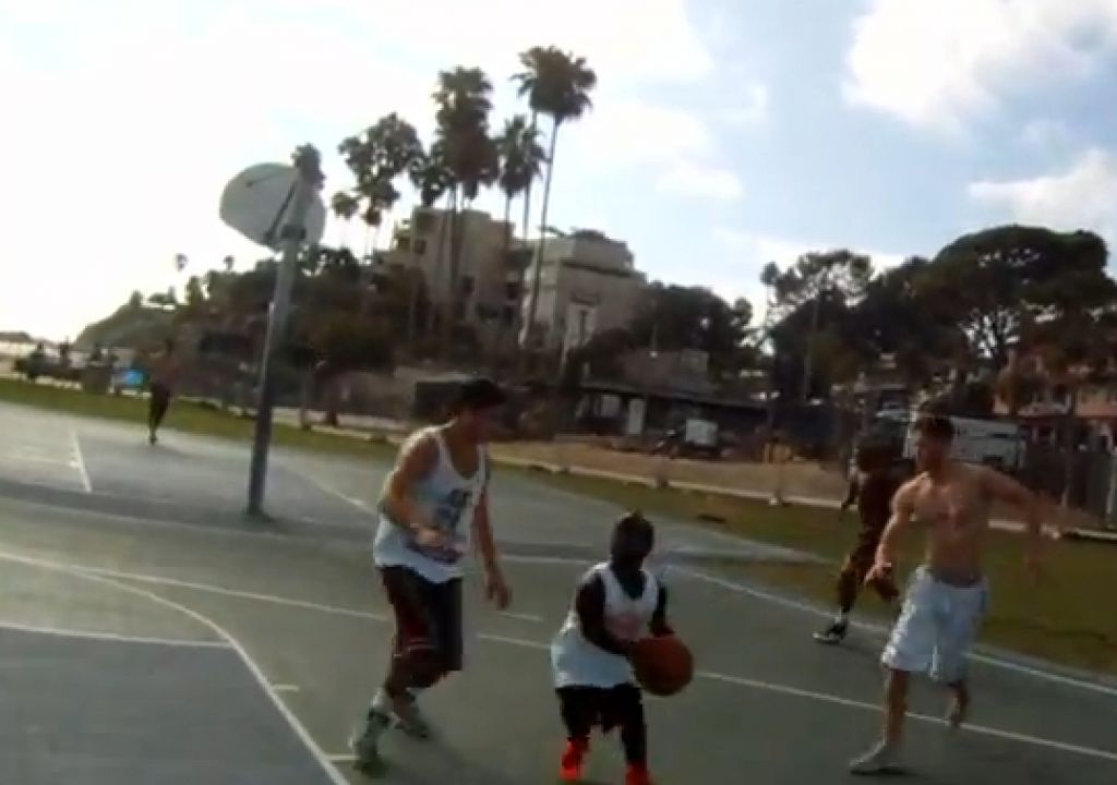 VIDEO: Čeprav je visok 135 centimetrov, je mojster ulične košarke