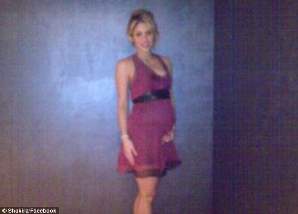 Shakira prvič pokazala svoj nosečniški trebušček