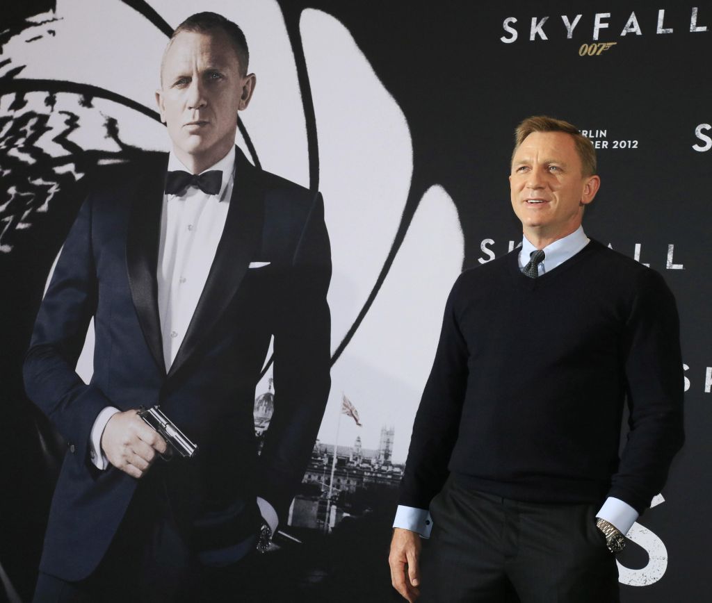 James Bond pognal v zrak milijone evrov