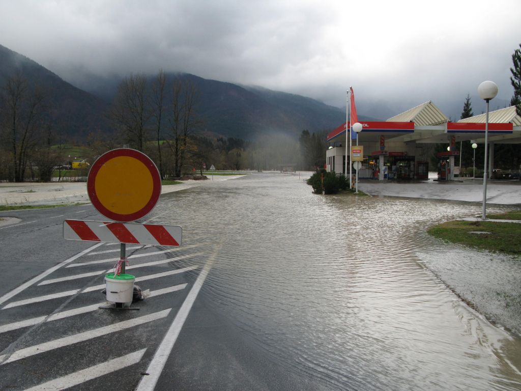 Nočne težave na jugu: Primorcem zalivalo kleti, Dolenjcem ceste