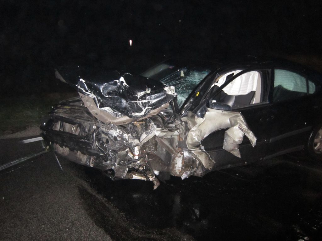 FOTO: Voznik (43) iz neznanega vzroka levo, voznica (27) huje poškodovana