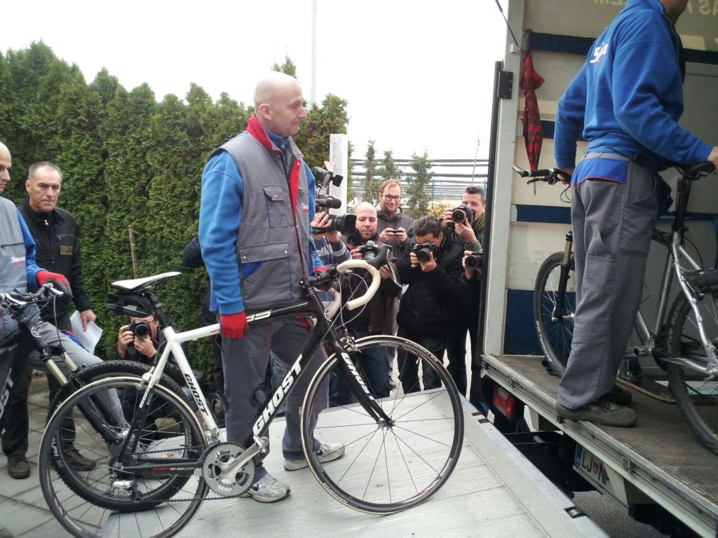 FOTO: Sodni izvršitelj izgubil Jankovićevo kolo?