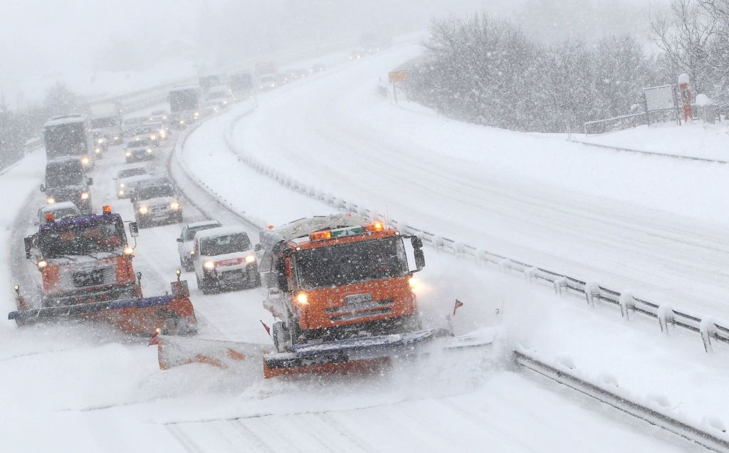 Na Primorskem močno sneži, promet je upočasnjen